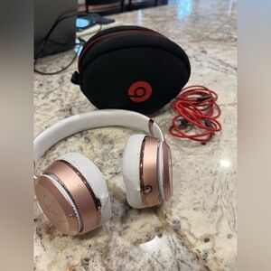 Beats Solo 3 Wireless Headphones in Rose Gold